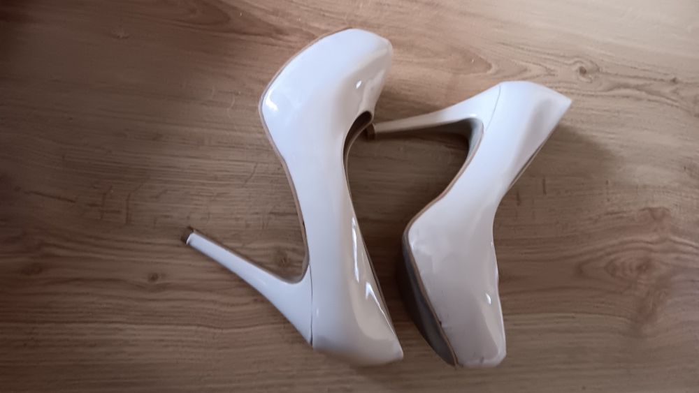Buty kremowe,lakier, na platformie  r.38