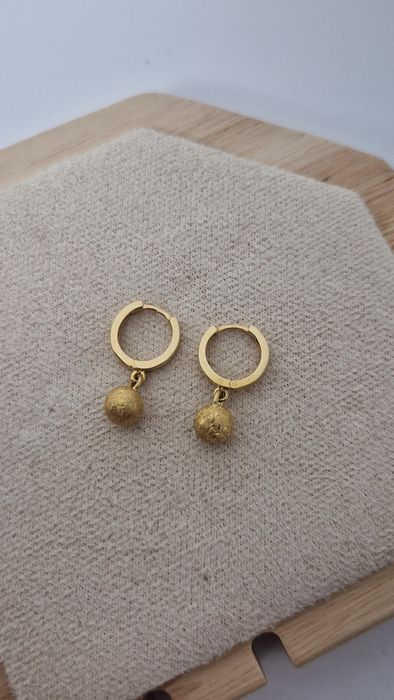 Złote kolczyki wiszące szlifowanie kulki grube