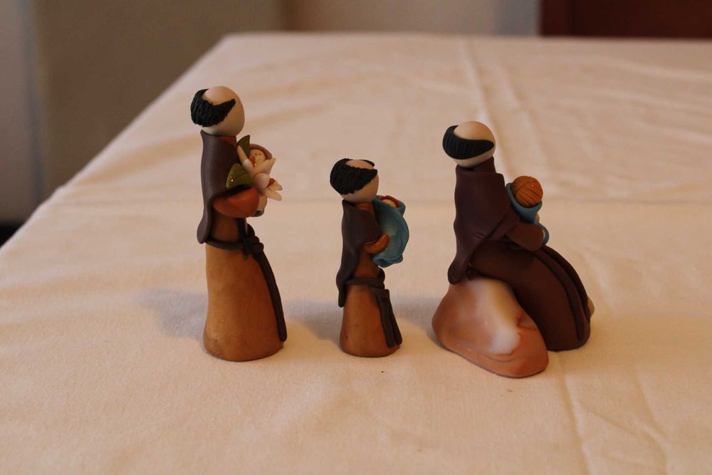 3Figuras  de Santo António, em barro e pintado, assinado Lurdes Alves