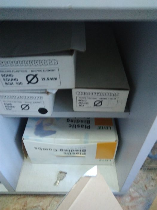 Acessórios para encadernação em espiral plástica