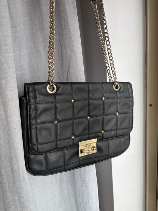 Mala Guess preta e dourada