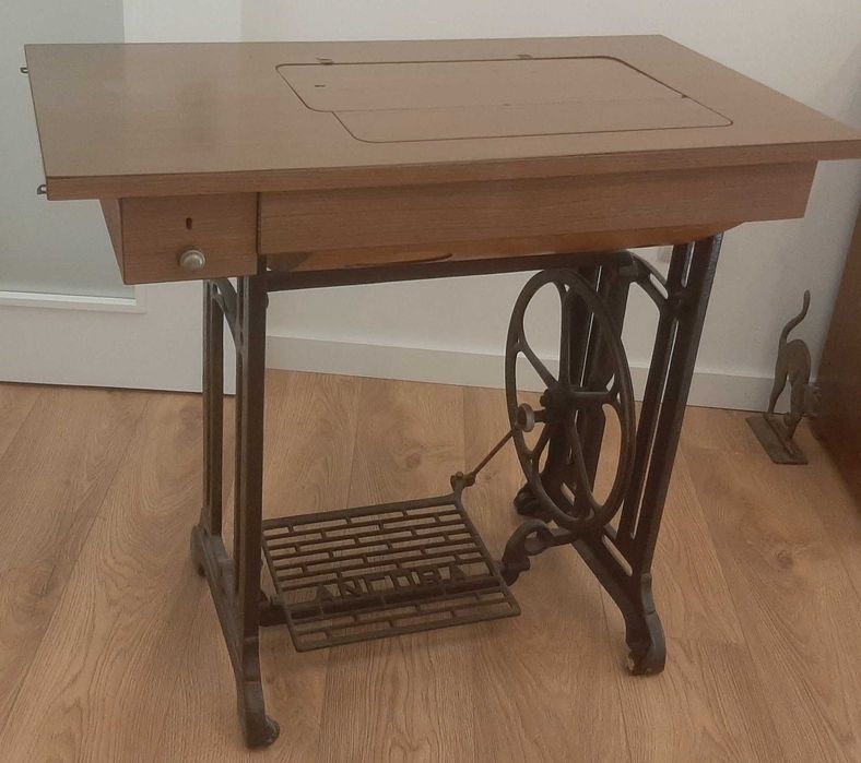 Maquina de costura antiga, para costurar ou para transformar