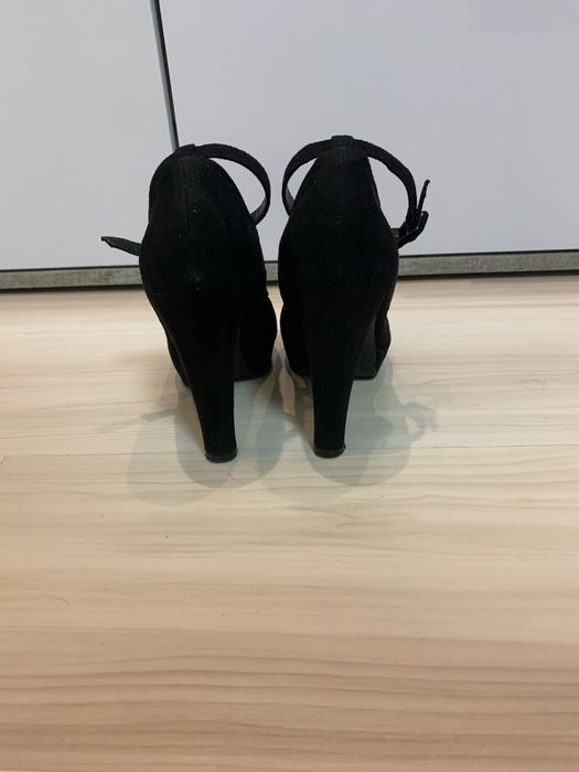 Продам туфлі на каблуку з ремінцями