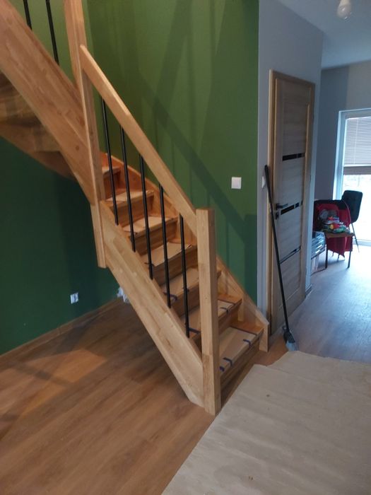 Schody drewniane dębowe na betonie