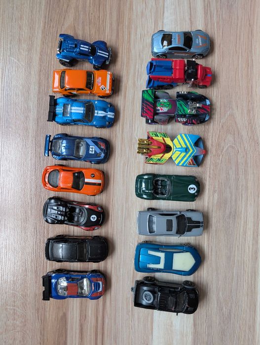 Zestaw samochodzików hotwheels