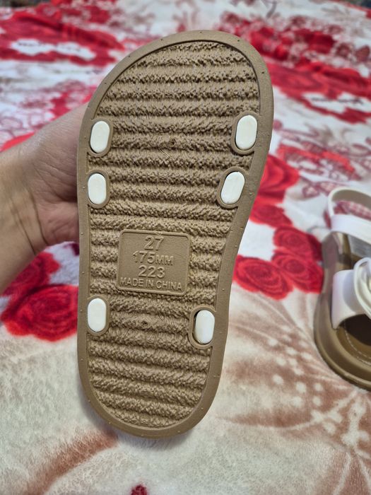 Дівчачі босоніжки