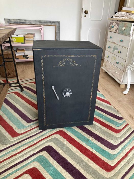 pequeno armário preto cofre com rodas