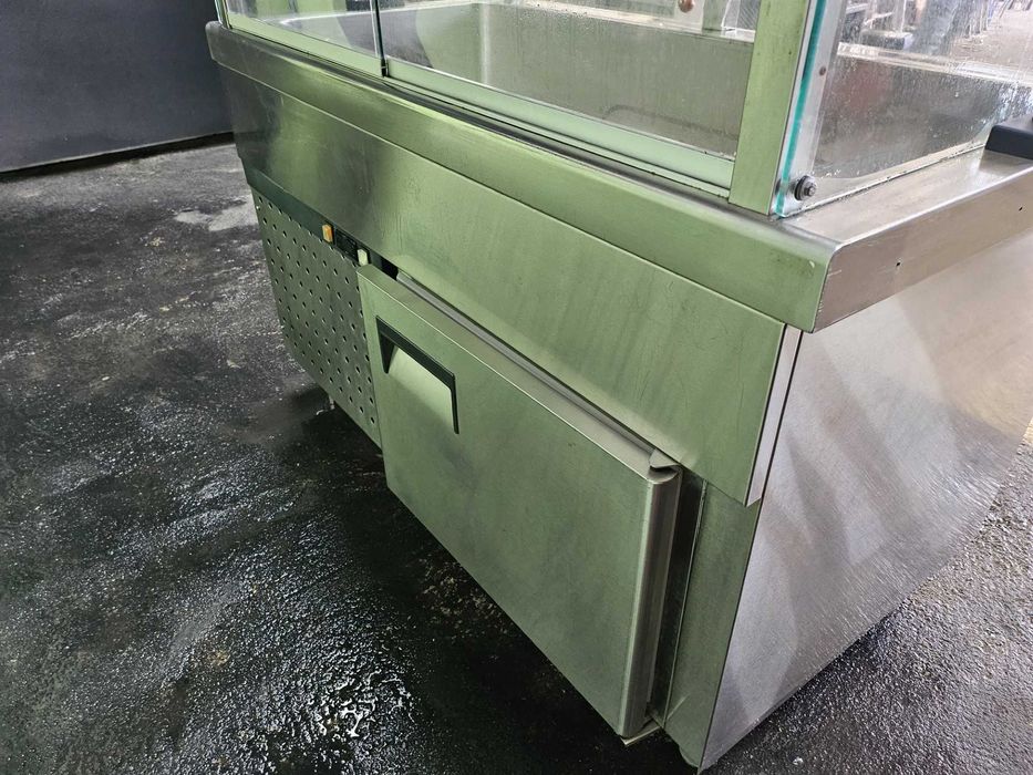 Vitrine refrigerada para bebidas e sobremesas