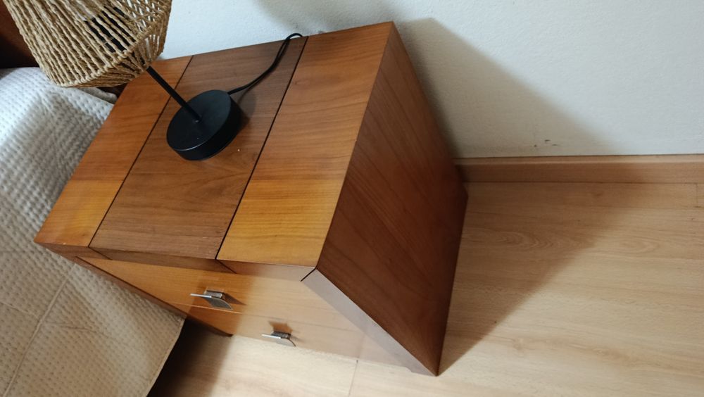 1 Cama de Casal + 1 estrado +  2 mesinhas de cabeceira