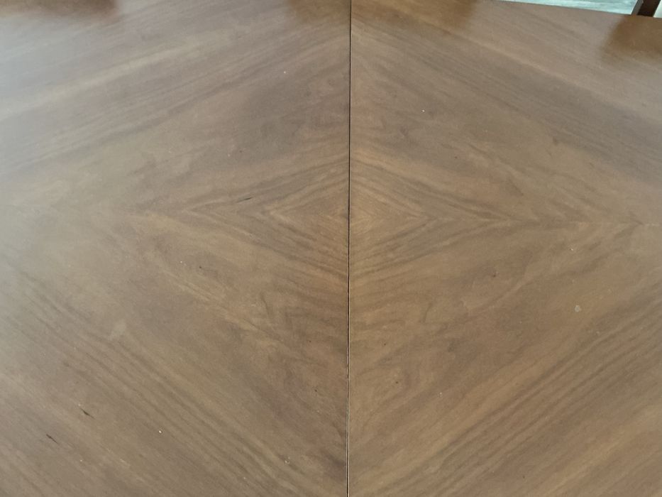 Mesa em madeira maciça de cerejeira e cadeiras em pele.