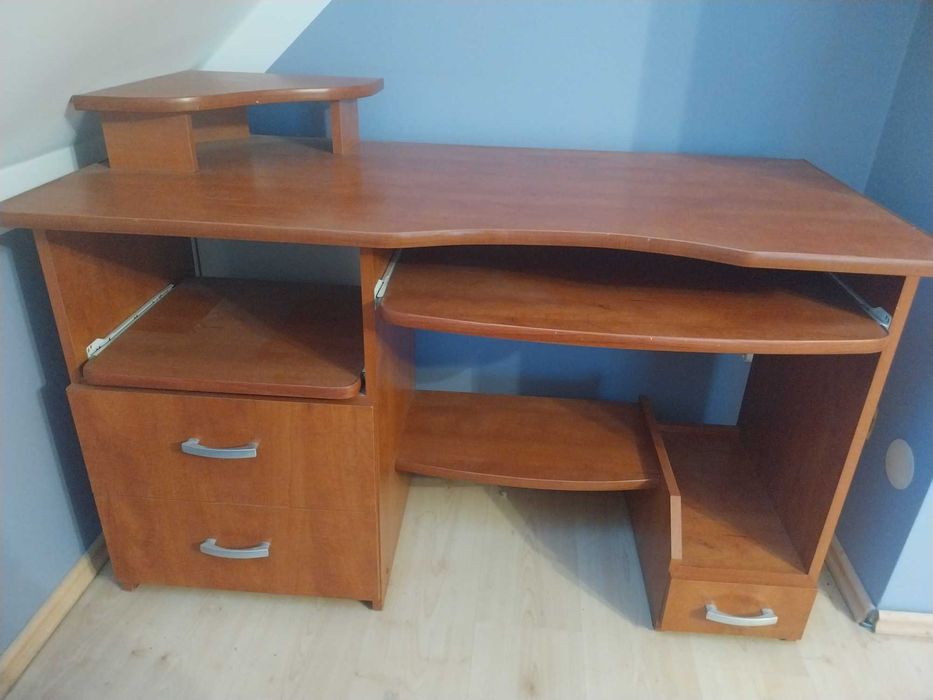 Biurko w kolorze brązowym