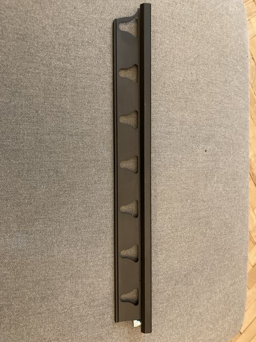 Wysuwany wieszak do garderoby lub szafy czarny z alu.