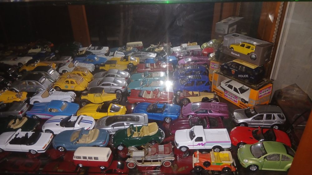 Colecao  170 carro minitura por  700 €