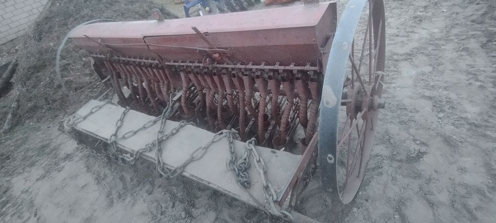 Тракторна польська сівалка 26 лійок