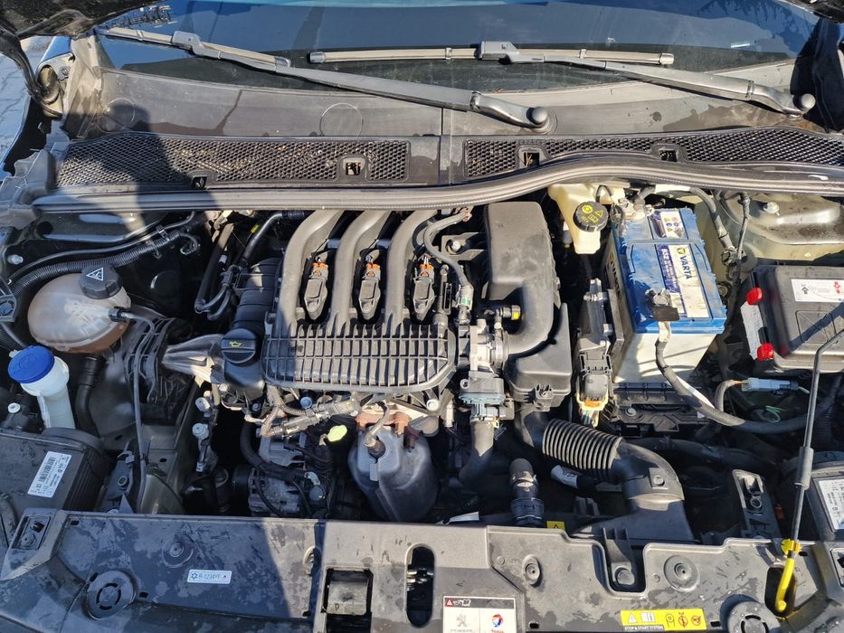 PEUGEOT 208 1.2 pureTech 75KM. Super stan. Bardzo mały przebieg.