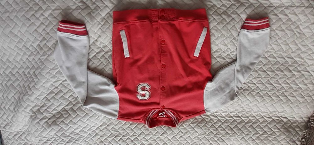 Malinowo-biala bluza zapinana na guziki