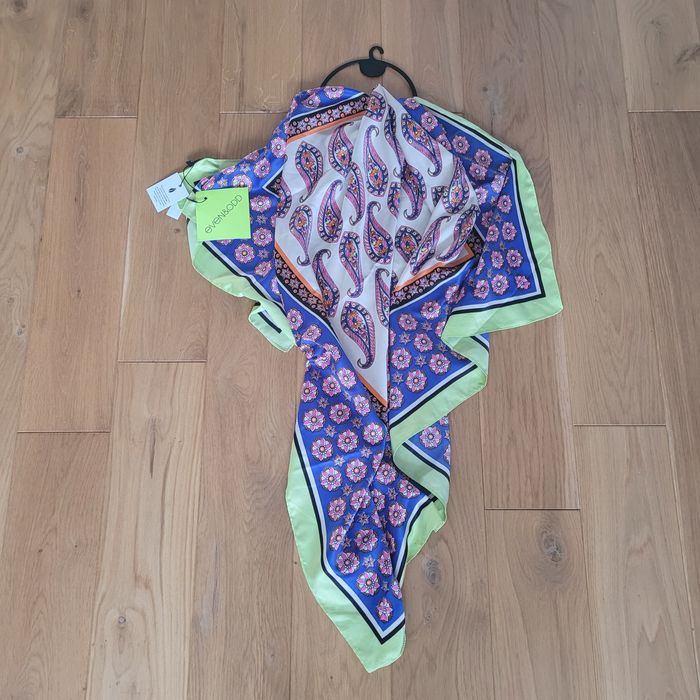 Nowa wzorzysta chusta Even&Odd