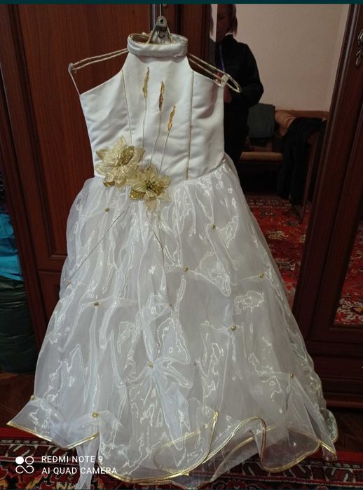 Біле святкове плаття. Можна до причастя