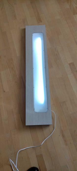 Полиця з підсвіткою кріпиться до стін