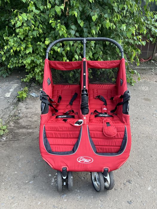 Дуже зручна коляска для двійні Baby Jogger City Mini.