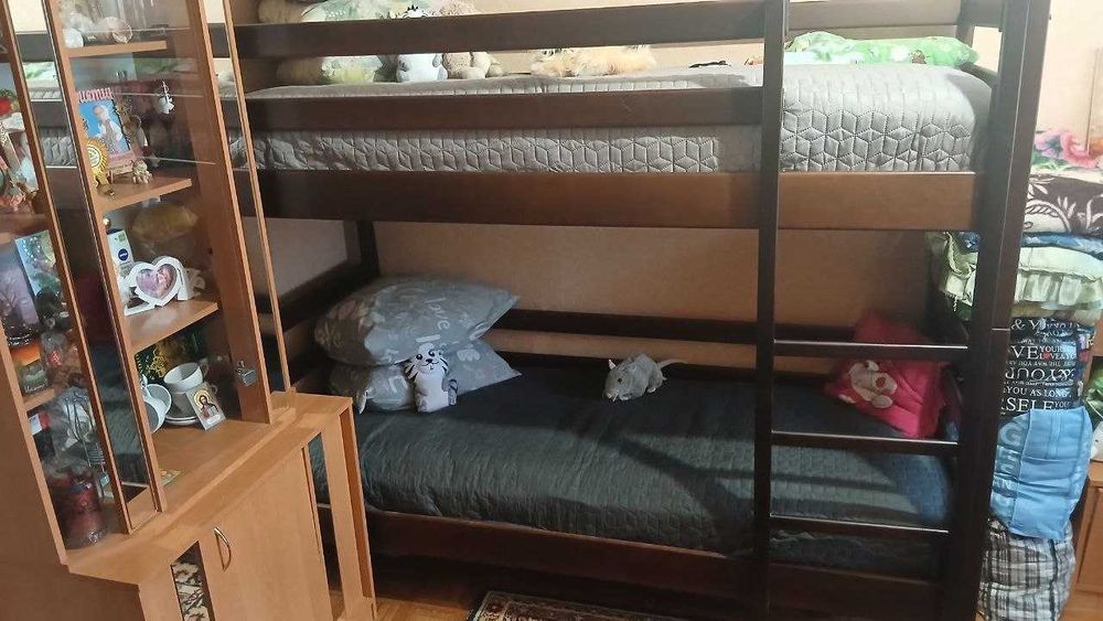 Продам двоповерхове дерев'яне ліжко "Шрек", разом з матрацами.