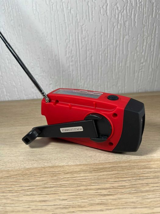 Rádio portátil com painel solar e com dínamo