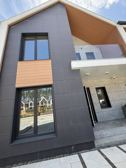 Пропонується до продажу вишуканий сучасний будинок площею 135 м² із елегантною терасою 14 м²