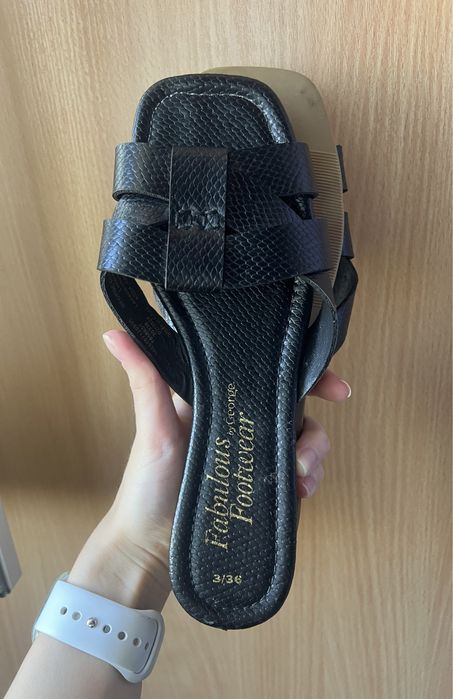 жіночі шльопанці чорного кольору