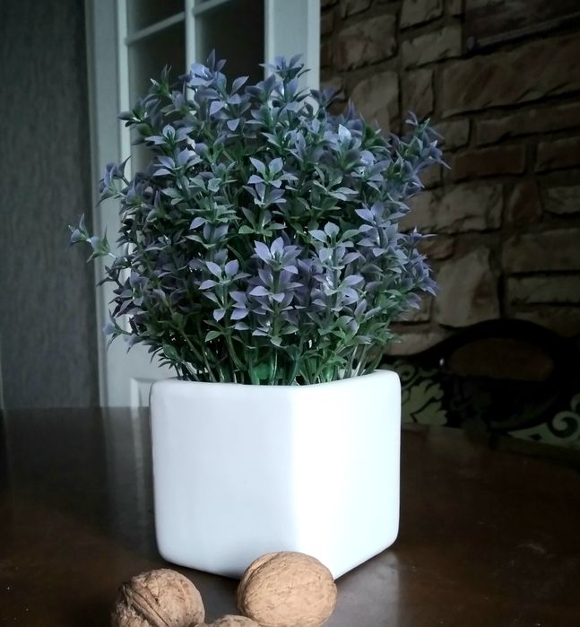 Штучні квіти лаванда  у керамічному горщику