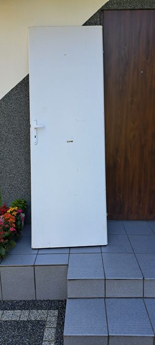 Drzwi lewe białe pełne klamka zawiasy 84,5x199cm