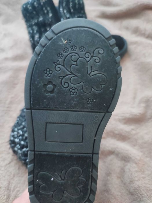 Продам уги на дівчинку 2-3 роки