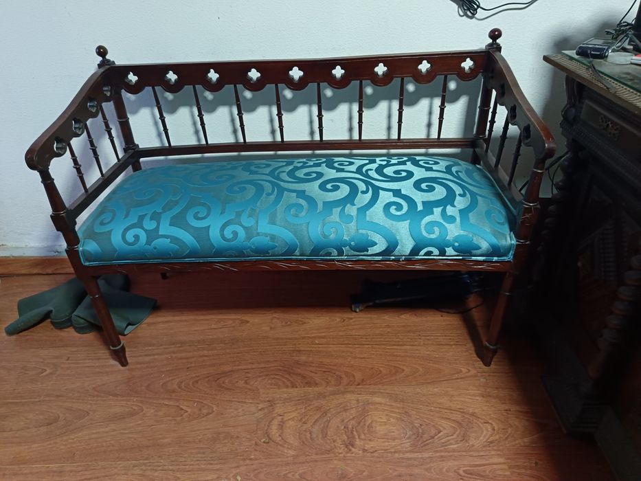 Canapé antigo restaurado de novo