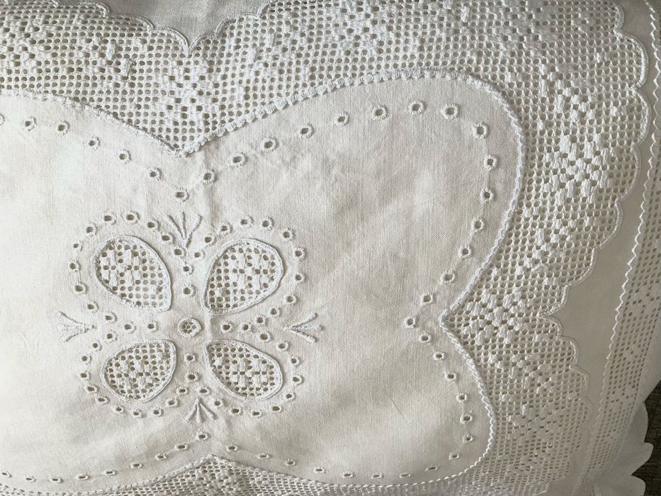 2 almofadas em linho puro bordadas em crivo.  NOVO