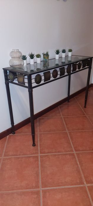 Mesa em ferro com vidro. Aparador para Hall de entrada