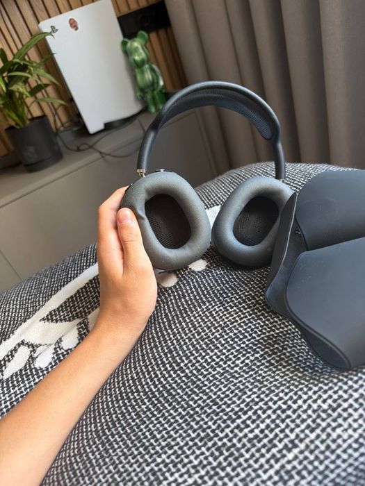 air pods max 1 edition