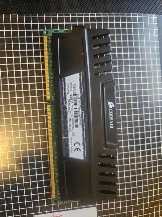 Оперативна пам'ять CORSAIR DDR 3 8 GB