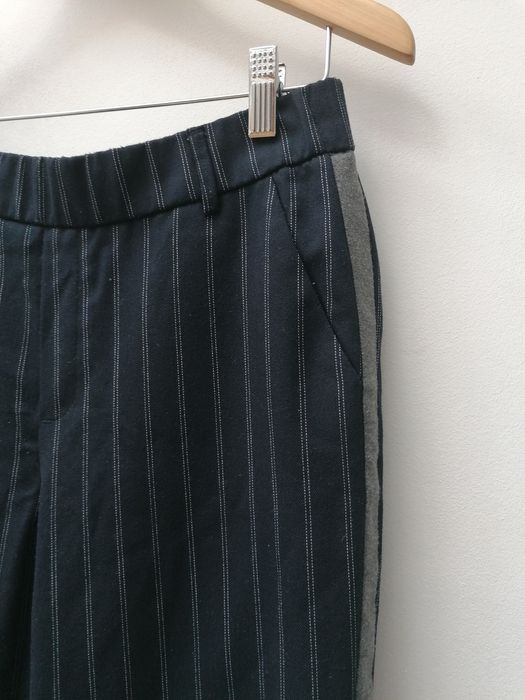 Calças Azuis Escuras às riscas