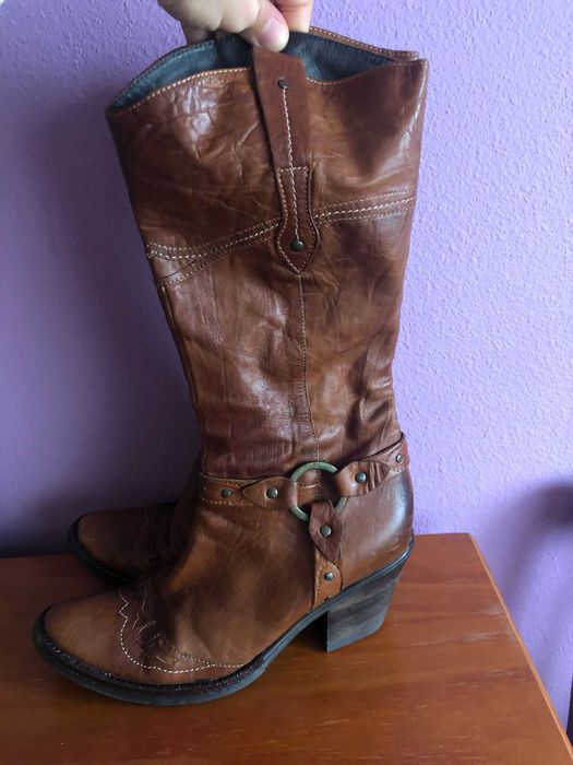 Botas de cano alto tipo cowboy