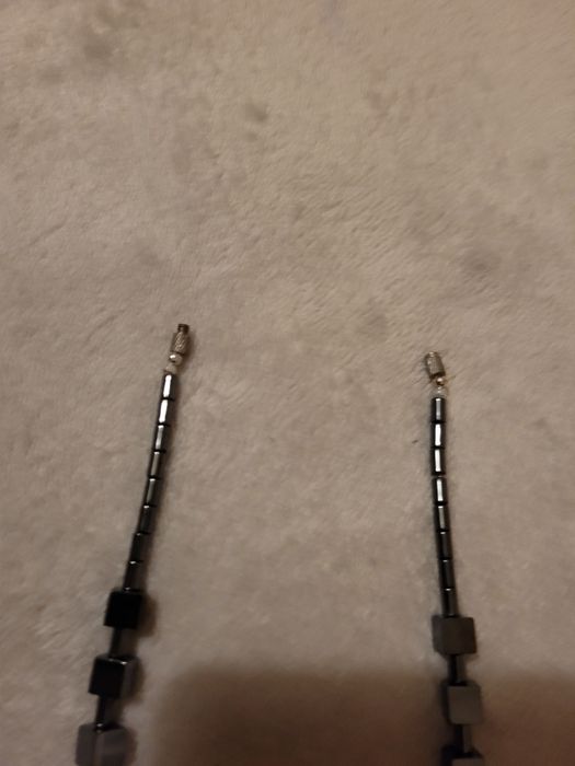 Colar cinza aos quadrados