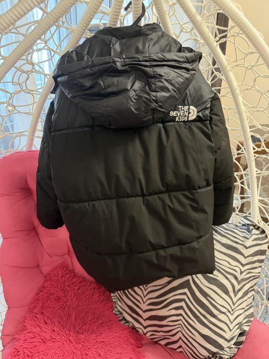 Дитяча курточка чорного кольору.