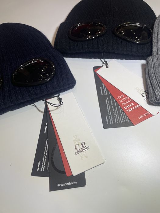 Шапка від бренду C.p Company