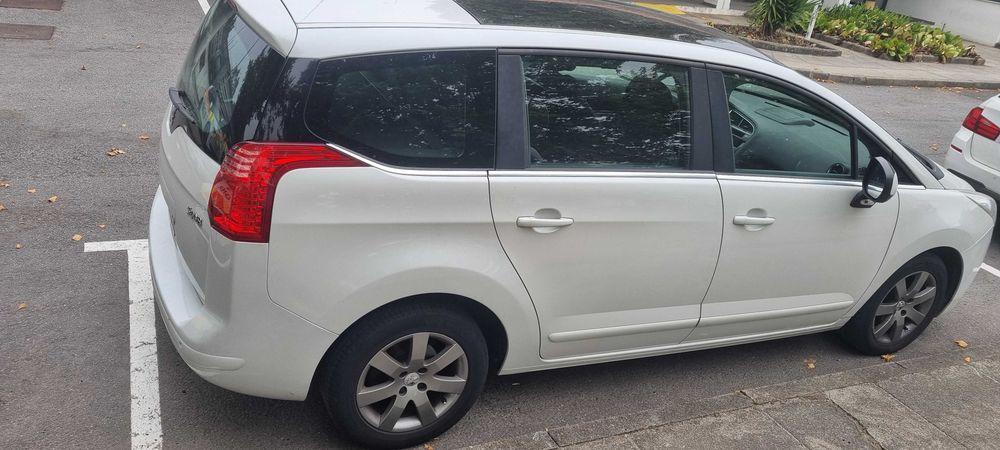 Peugeot 5008 1.6 HDI Allure tecto panoramico