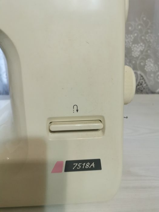 Швейна машинка Janome 7518A