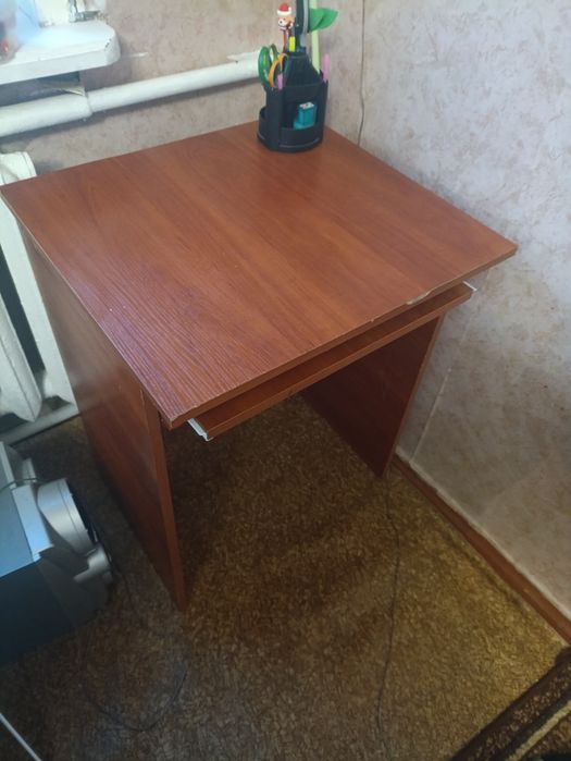 Комп'ютерний стіл