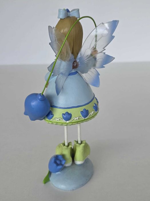 Figura Decorativa Fada Azul com Flores – Resina Pintada à Mão