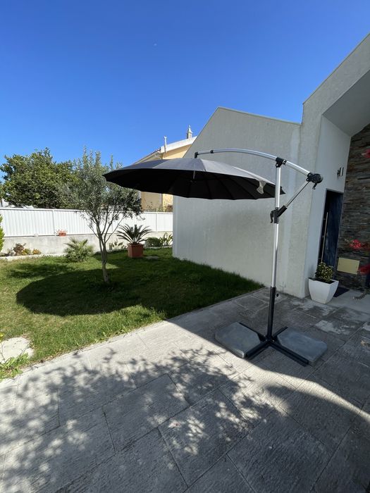 Chapéu de sol de cor cinza escuro e duas base