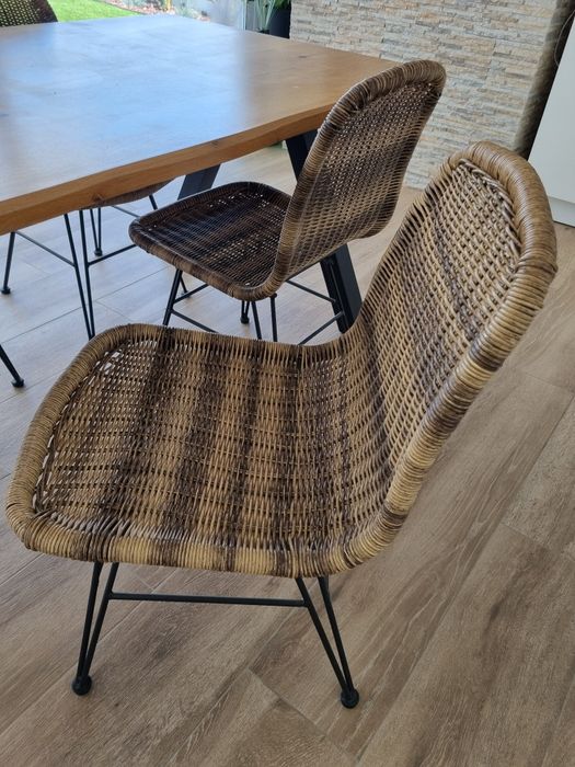 Mesa de madeira e cadeiras