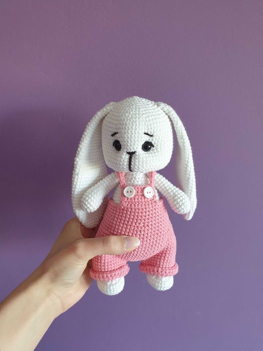 Uroczy królik w różowych spodenkach maskotka handmade