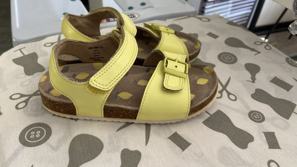 Шкіряні босоніжки