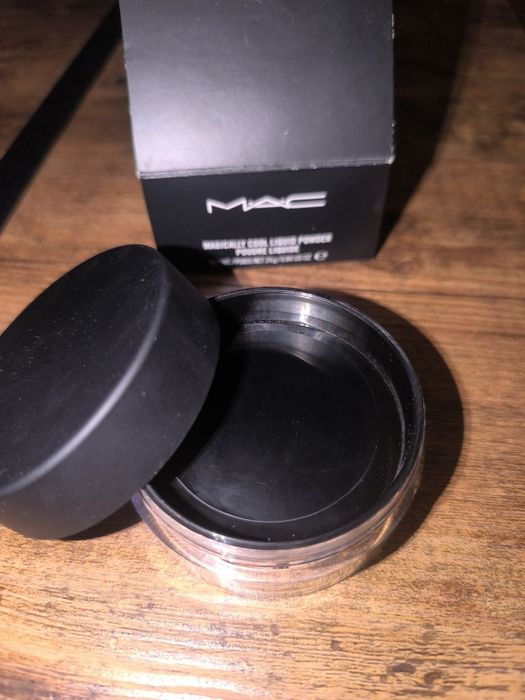 Puder sypki z drobinkami firmy MAC